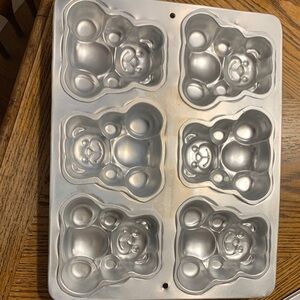 Wilton Silver Bear-Shaped Cake Pan